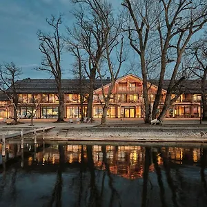 Chiemgauhof Lakeside Retreat Übersee